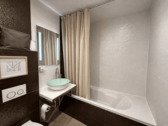 Badezimmer mit Wanne - 