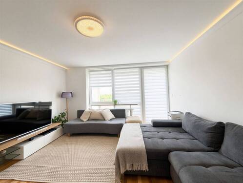 Wohnzimmer mit Zugang zum Balkon - (KI generiert) - 