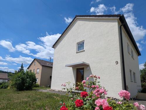 Hausansicht - Gepflegtes Ein- bis Zweifamilienhaus mit Pelletheizung, großem Garten und Ausbaumöglichkeiten