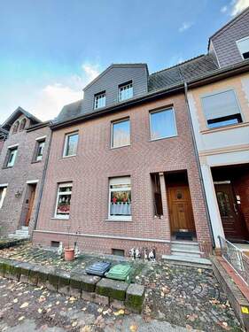Hausansicht - Zweifamilienhaus mit 158 m² Wohnfläche + Garten + Garage - in guter Lage von Kohlscheid (Herzogenrath) - derzeit an zwei Mieter vermietet