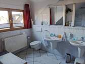 Badezimmer mit Wanne / Dusche - 