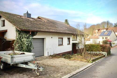 Garage und Stellplatz - Geräumiges Einfamilienhaus mit weitläufigem Grundstück - sofort verfügbar