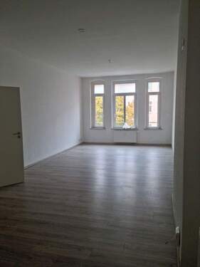 Wohnzimmer - Schöne, helle 4- und 5 - Zimmer-Wohnung mit Balkon in Magdeburg - 122 m² und 135 m²