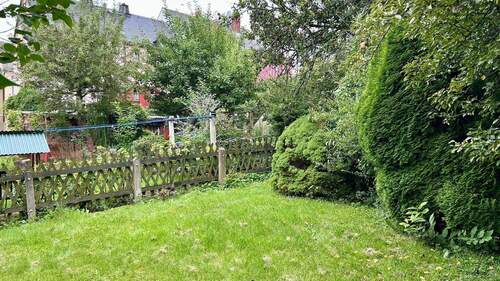 Blick in den Garten - Mehrfamilienhaus, Wohnhaus mit 223,00 m² in Auerbach zum Kaufen