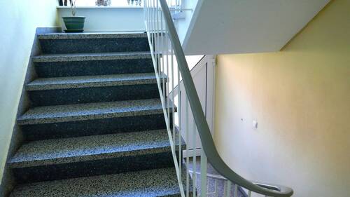 Treppe zum OG re. Einganstür - 3 Zimmer Etagenwohnung in Rendsburg
