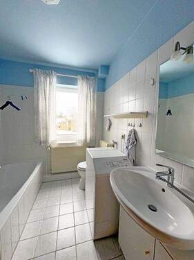 Bad mit Wanne und Dusche - 