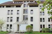 Hausansicht - Lichtdurchflutetes Familienidyll am Feldrand: 4,5 Zimmer mit Balkon und zwei Garagen!