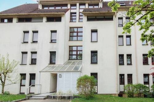 Hausansicht - Lichtdurchflutetes Familienidyll am Feldrand: 4,5 Zimmer mit Balkon und zwei Garagen!