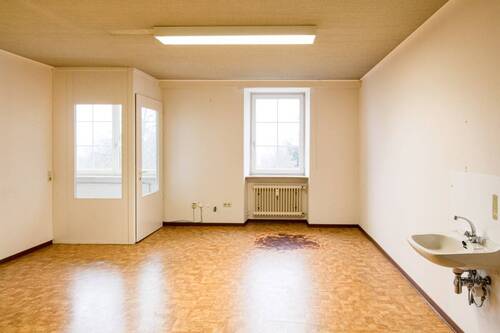 ehemaliges Behandlunszimmer - 8 Zimmer Etagenwohnung zum Kaufen in Bonndorf