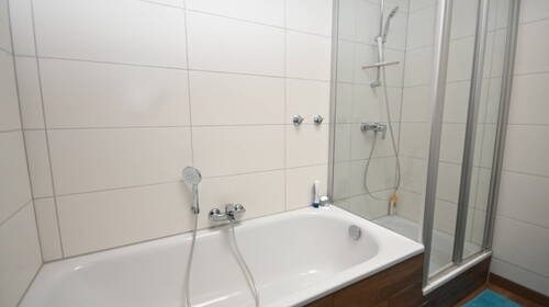 Badewanne und Duschkabine - 