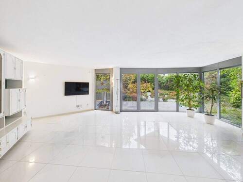 großzügiger Wohnbereich - Exklusive 3-Zimmer-Wohnung mit separatem Eingang, großzügiger Terrasse, Garage und Stellplatz