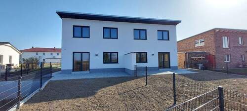 Außenansicht - Moderne 5-Zimmer-Mietwohnung in Form einer Haushälfte mit Garten & Terrasse in gefragter Lage von Stralsund zu vermieten