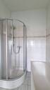 Bad mit Wanne und Dusche - 