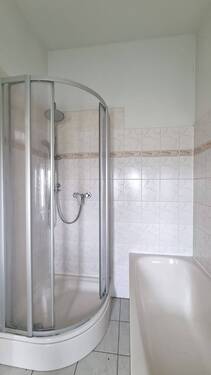 Bad mit Wanne und Dusche - 