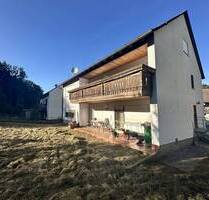 Zweifamilienhaus mit Perspektive: 198 m² Wfl., DG-Potenzial, 817 m² Grund - Hartenstein