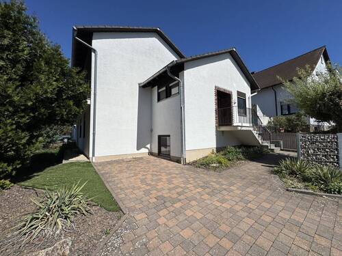 Außenansicht mit Stellplatz - Doppelhaushälfte mit 135,30 m&sup2; in Weinheim zum Kaufen