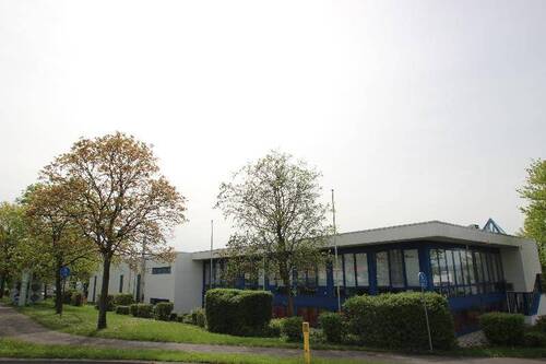 Bild 1 - Gepflegtes Bürogebäude+IndustriehalleLagerhalle 2 Garagen 33 PKW-Stellplätze + Bauplatz für Anbau