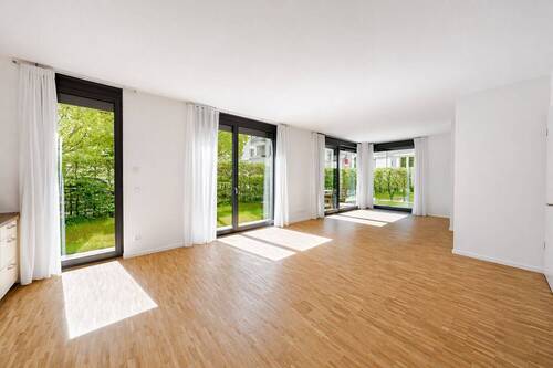 lichtdurchflutetes Wohnzimmer - 