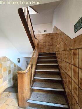 Charmante Holztreppe mit Charakter - Verbindet Etagen mit elegantem Vintage-Design - 