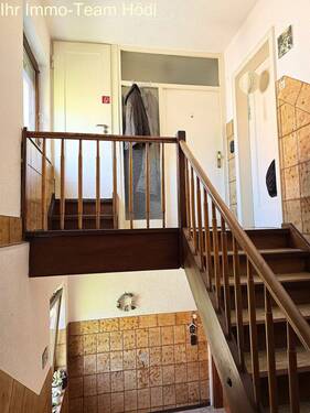 Praktischer Eingangsbereich mit Holztreppe - Clevere Raumnutzung auf mehreren Ebenen - 