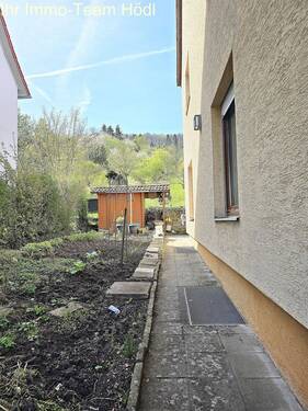 Praktischer Seitenweg mit Gartengestaltungspotenzial und Geräteschuppen - Ihr Mehrwert inklusive! - 