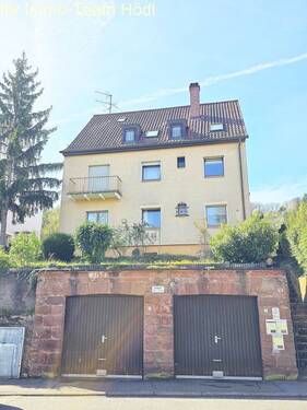 Frontansicht mit Balkon und Doppelgarage - Ihr Zuhause mit Potenzial! - 