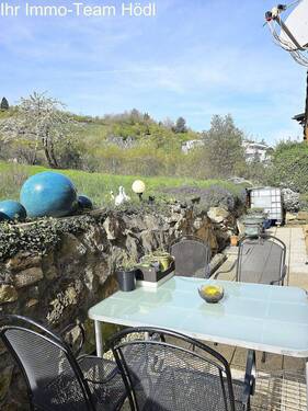 Naturnahe Terrasse mit Naturstein-Mauer und traumhaftem Weitblick ins Grüne - 