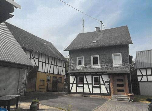 Ansicht mit Nebengebäuden - Ein- bis Zweifamilienhaus mit Nebengebäuden