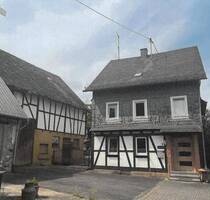 Ein- bis Zweifamilienhaus mit Nebengebäuden - Mengerschied