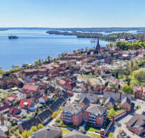 Mitten in Plön! Tolle 3-Zimmer-Wohnung mit Terrasse im Grünen, Balkon und Fahrstuhl