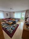 Wohnzimmer mit Zugang zum Balkon - 