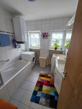 Bad mit Wanne/Dusche, WM-Anschluss - 