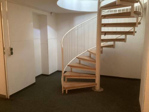 Raum 1. UG mit Treppe und Zugang zum Keller - 