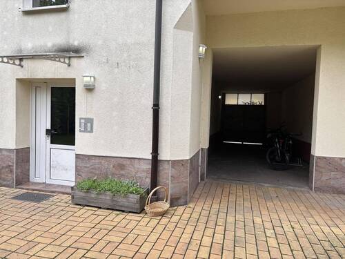 Hofeingang mit Zufahrt für Belieferungen - 