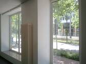 Ladengeschäft mit Blick zu Straße - 