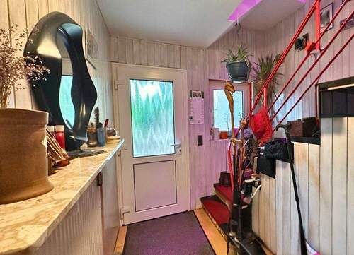 Eingangsbereich mit Treppenaufgang - 5 Zimmer Reihenmittelhaus zum Kaufen in Engstingen