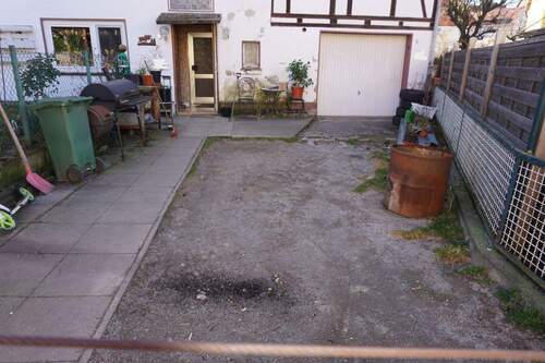 Stellplatz vor dem Haus.JPG - 