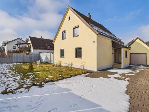 Hausansicht - Sanierungsbedürftiges Einfamilienhaus mit großem Grundstück und viel Potenzial in ruhiger Lage