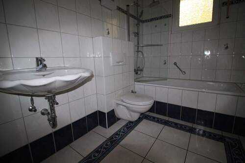 Tageslichtbad mit Badewanne - 