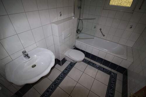 Tageslichtbad mit Badewanne - 