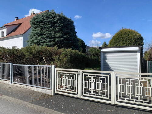 Garagenzufahrt - 8 Zimmer Doppelhaushälfte zum Kaufen in Bautzen