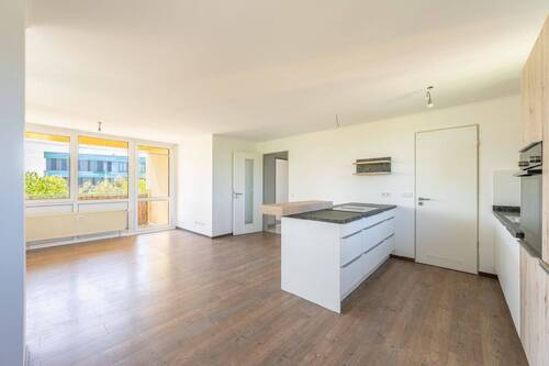 Wohnbereich - AIGNER - Sommerbalkon & Wintergarten: Schöne, renovierte Wohnung mit Blick ins Grüne