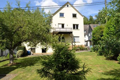 Garten - Ein Mehrfamilienhaus mit 4 Wohneinheiten