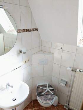 Bad mit Waschtisch und WC - 