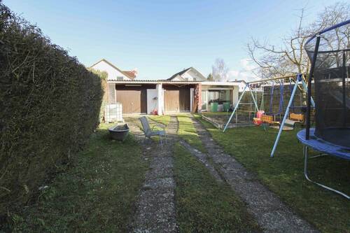 Blick zu den Garagen und Abstellraum - 5 Zimmer Doppelhaushälfte in Elchingen