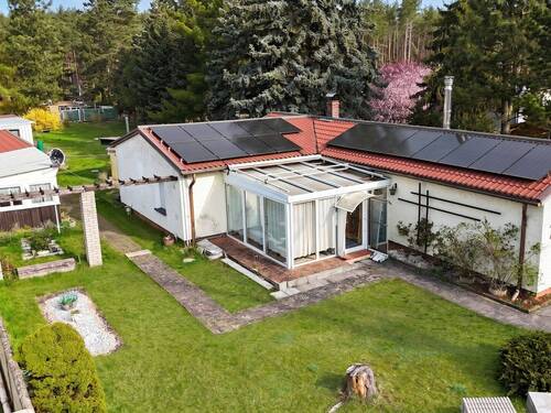 Titelbild - Bezugsfreies Einfamilienhaus mit Wintergarten und großem Grundstück