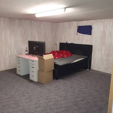 Zimmer im UG mit Fenster - 