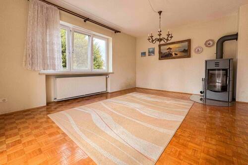 Wohnzimmer - 6 Zimmer Einfamilienhaus zum Kaufen in Sünching