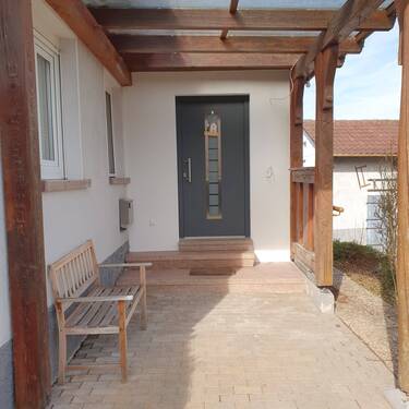 Hauseingang - 3 Zimmer Mehrfamilienhaus, Wohnhaus in Sternenfels