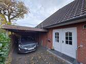 Hauseingang mit Carport - 3 Zimmer Einfamilienhaus in Schülp
